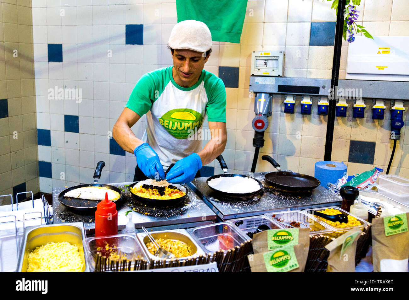 27 mai 2019 Festival de vendeurs d'aliments sur la voie publique, la préparation de pains plats de style Brésilien (Beijummy) Londres, Royaume-Uni Banque D'Images