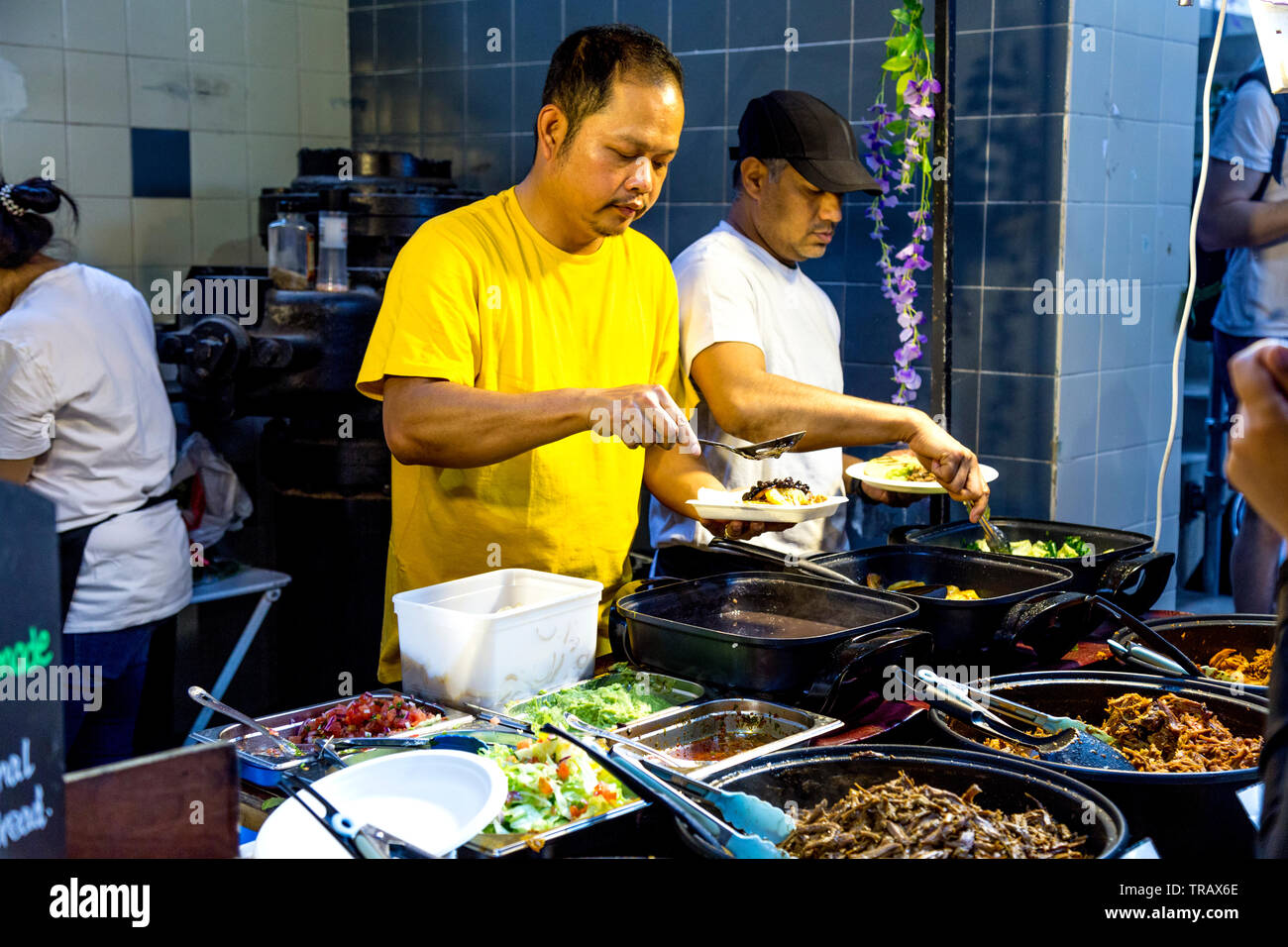 27 mai 2019 l'abri de Festival, deux hommes la préparation de plats à la street food, Londres, UK Banque D'Images