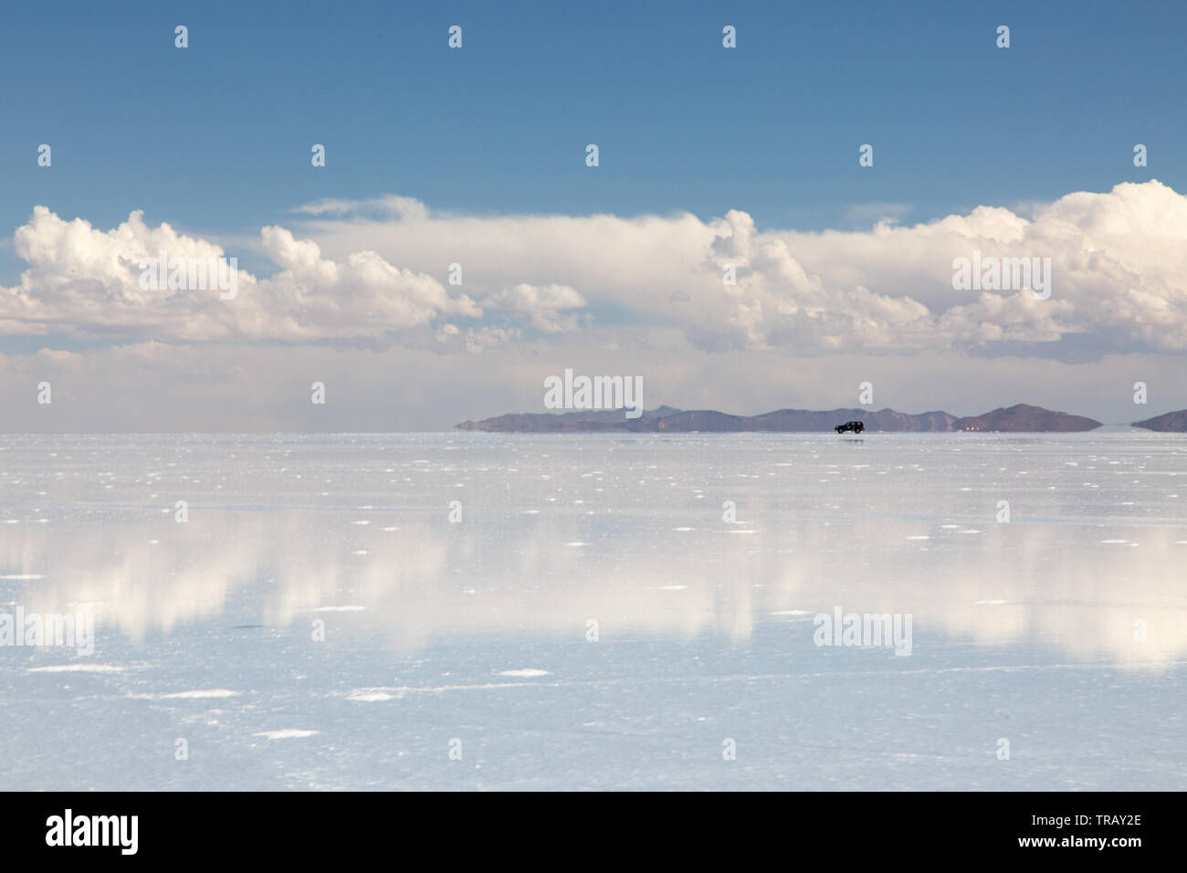 Les voitures qui circulent à travers le Salar de Uyuni en journée Banque D'Images