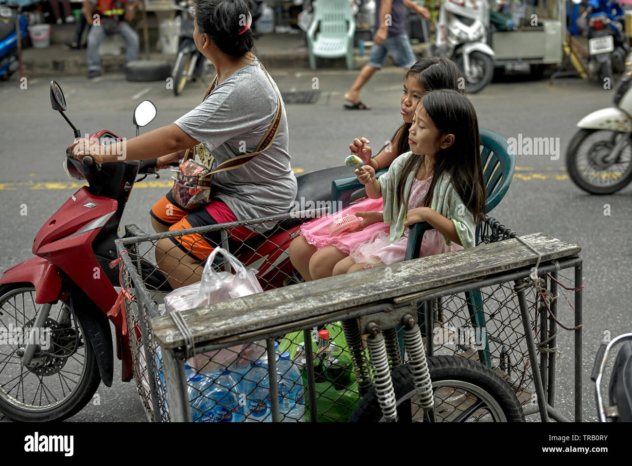 Moto familiale Thaïlande. Mère transportant ses enfants dans un side-car de moto de fortune. Maternité Asie Banque D'Images