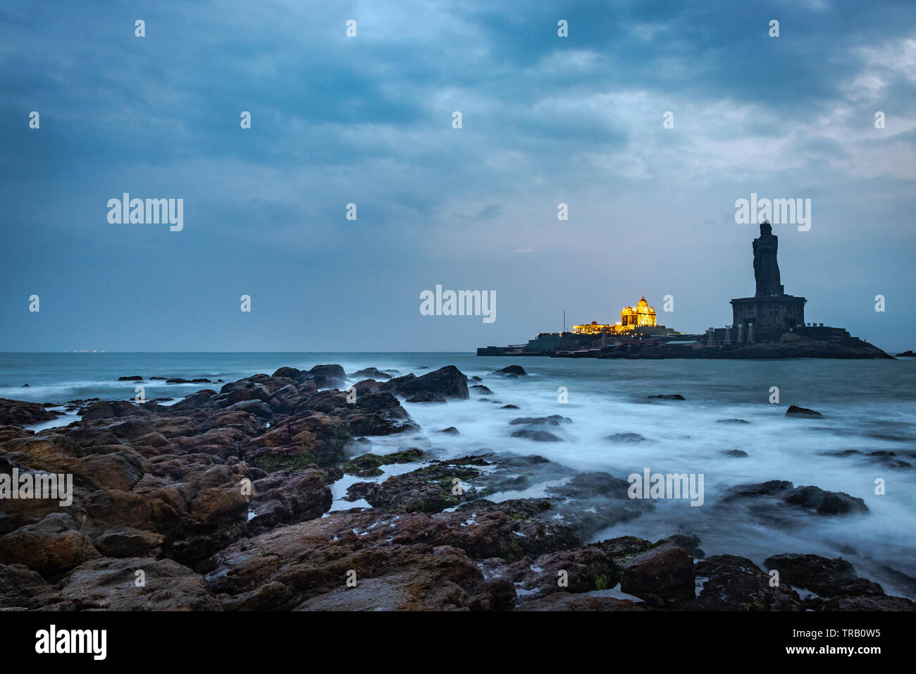 Vivekananda memorial rock et Thiruvalluvar statue droit Banque D'Images
