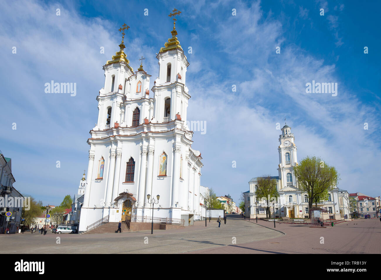 Minsk, Belarus - 02 MAI 2019 - Église de la résurrection du Christ et de l'ancien hôtel de ville dans le paysage urbain, sur une journée ensoleillée peut Banque D'Images