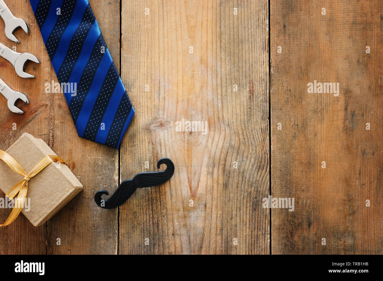 Le jour de père concept. boîte-cadeau, cravate et moustache drôle sur fond  de bois. haut Vue, télévision lay Photo Stock - Alamy