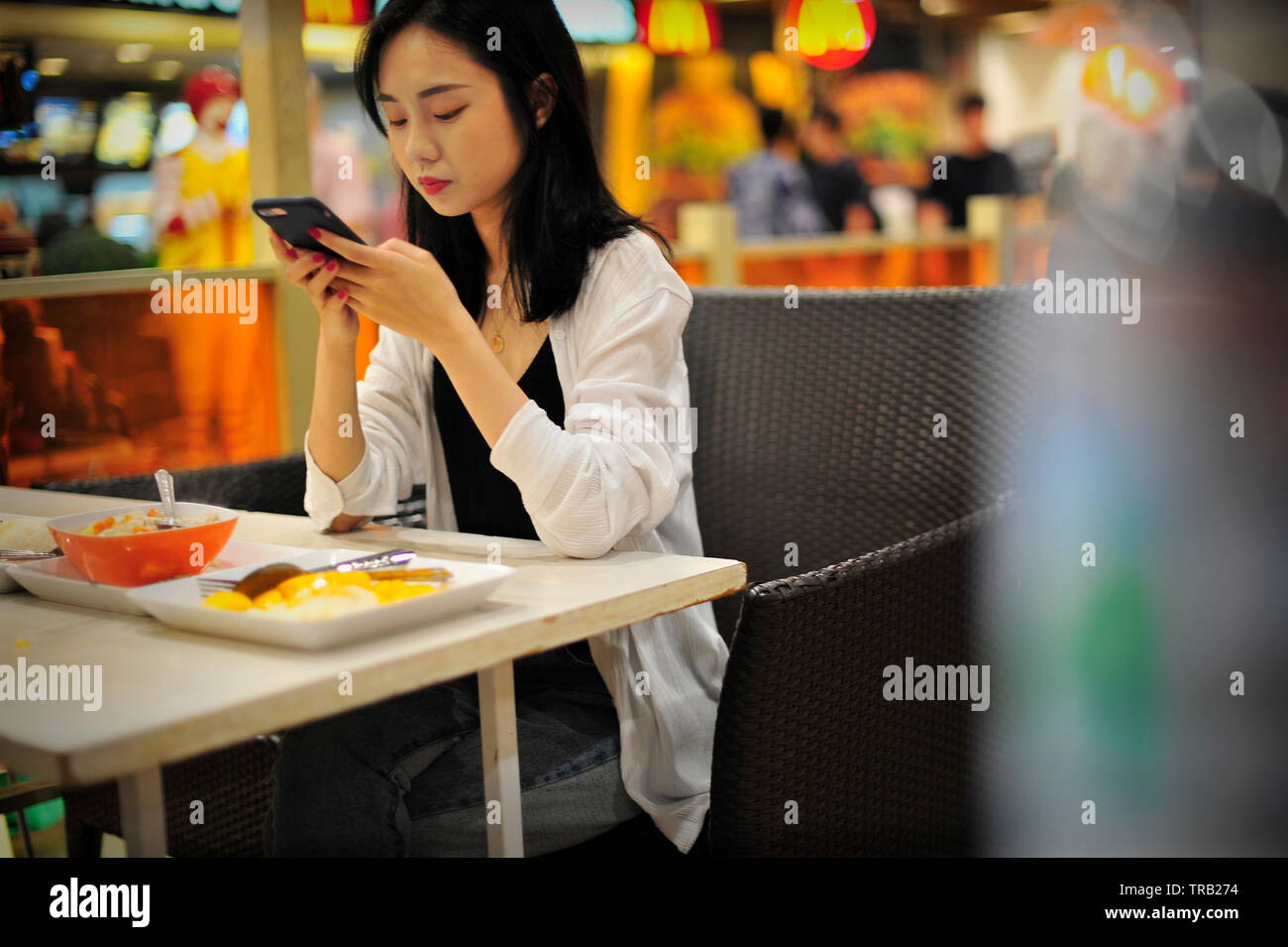 Chinese girl having lunch in Food Hall Central Festival Pattaya Thaïlande Banque D'Images