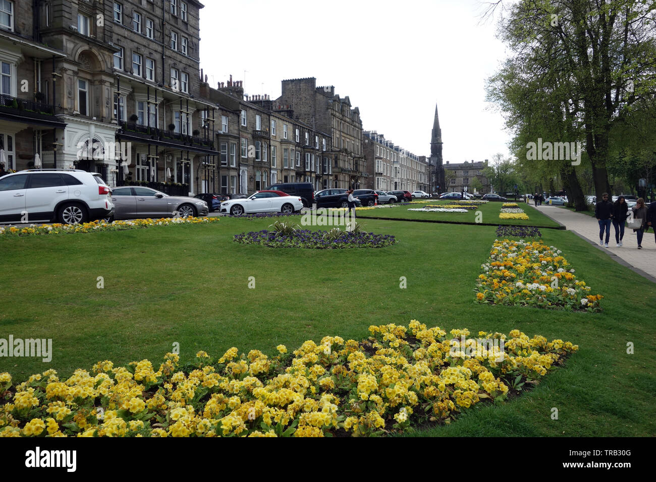 Les gens autour de la fleur d'appoint sur Parliament Street dans la ville thermale d'Harrogate, North Yorkshire, Angleterre, Royaume-Uni. Banque D'Images