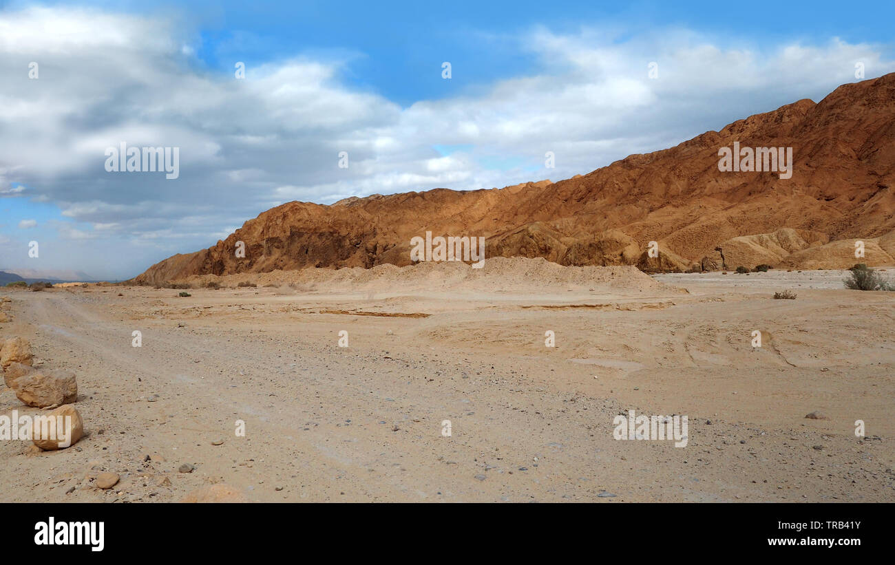 Route de sable blanc dans la région de la Mer Morte. Banque D'Images
