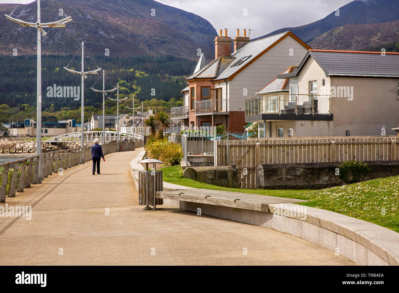 L'Irlande du Nord, vers le bas, Newcastle, front de mer, woman walking dog le long chemin promenade Banque D'Images