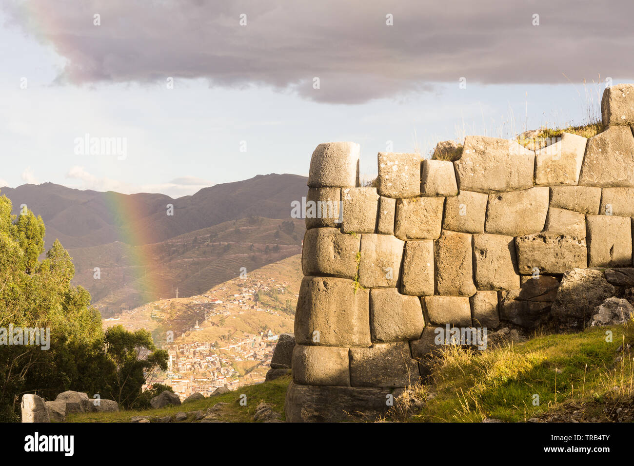 Détail du site archéologique de Saqsaywaman avec rainbow en arrière-plan, Cusco, Pérou. Banque D'Images