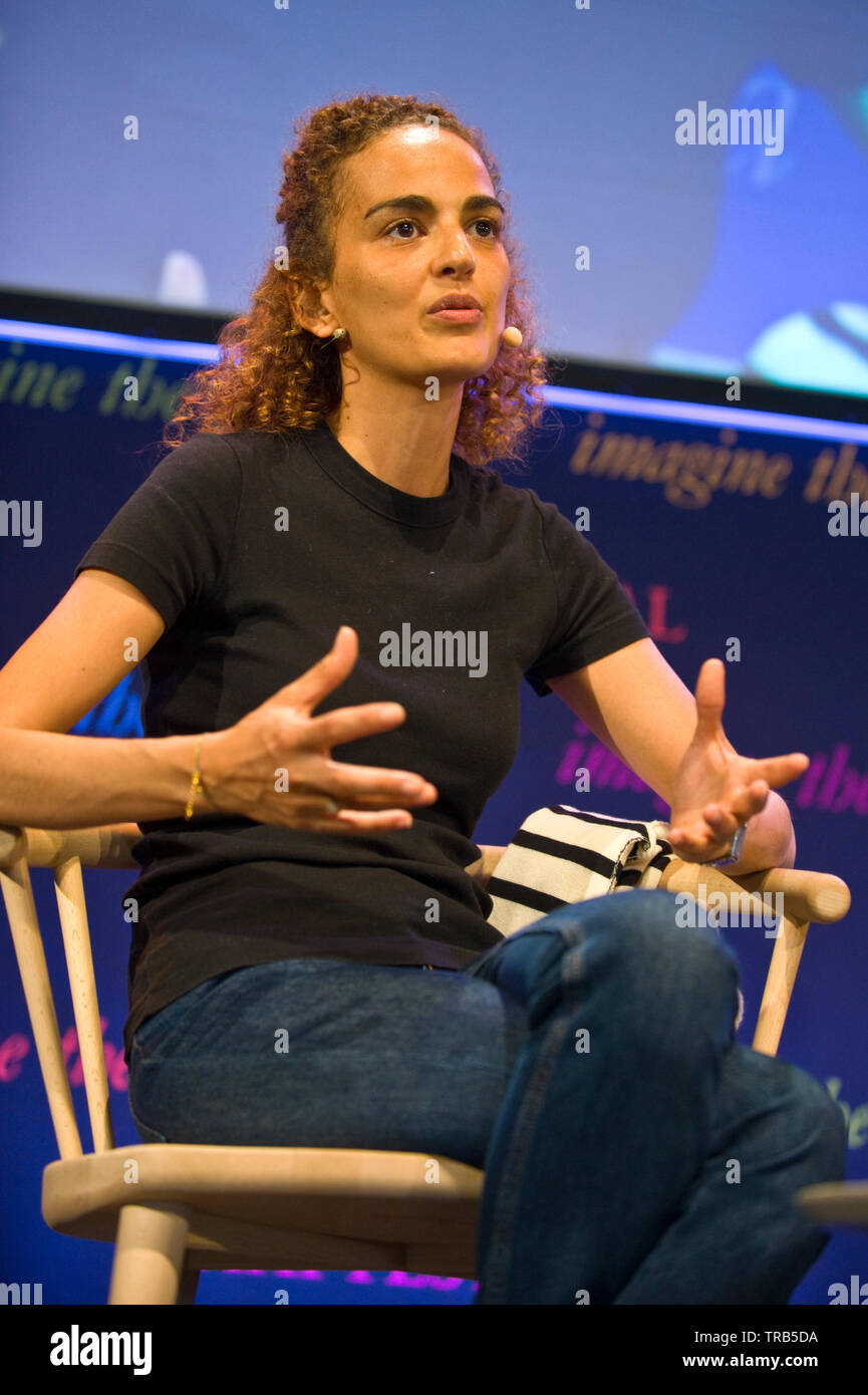 Leila Slimani auteur marocain et vainqueur de la plus prestigieuse en France Prix littéraires le Prix Goncourt s'exprimant sur la scène du festival Hay Hay-on-Wye Powys Pays de Galles UK Banque D'Images