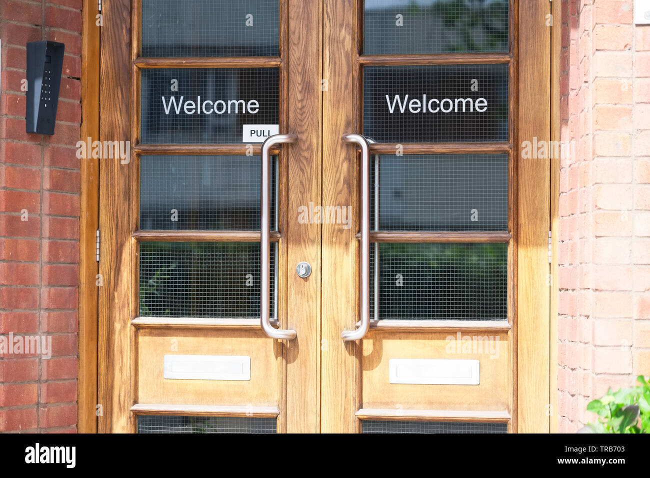 Message de bienvenue sur le panneau d'entrée en bois, double vitrage au lieu de travail de bureau Banque D'Images