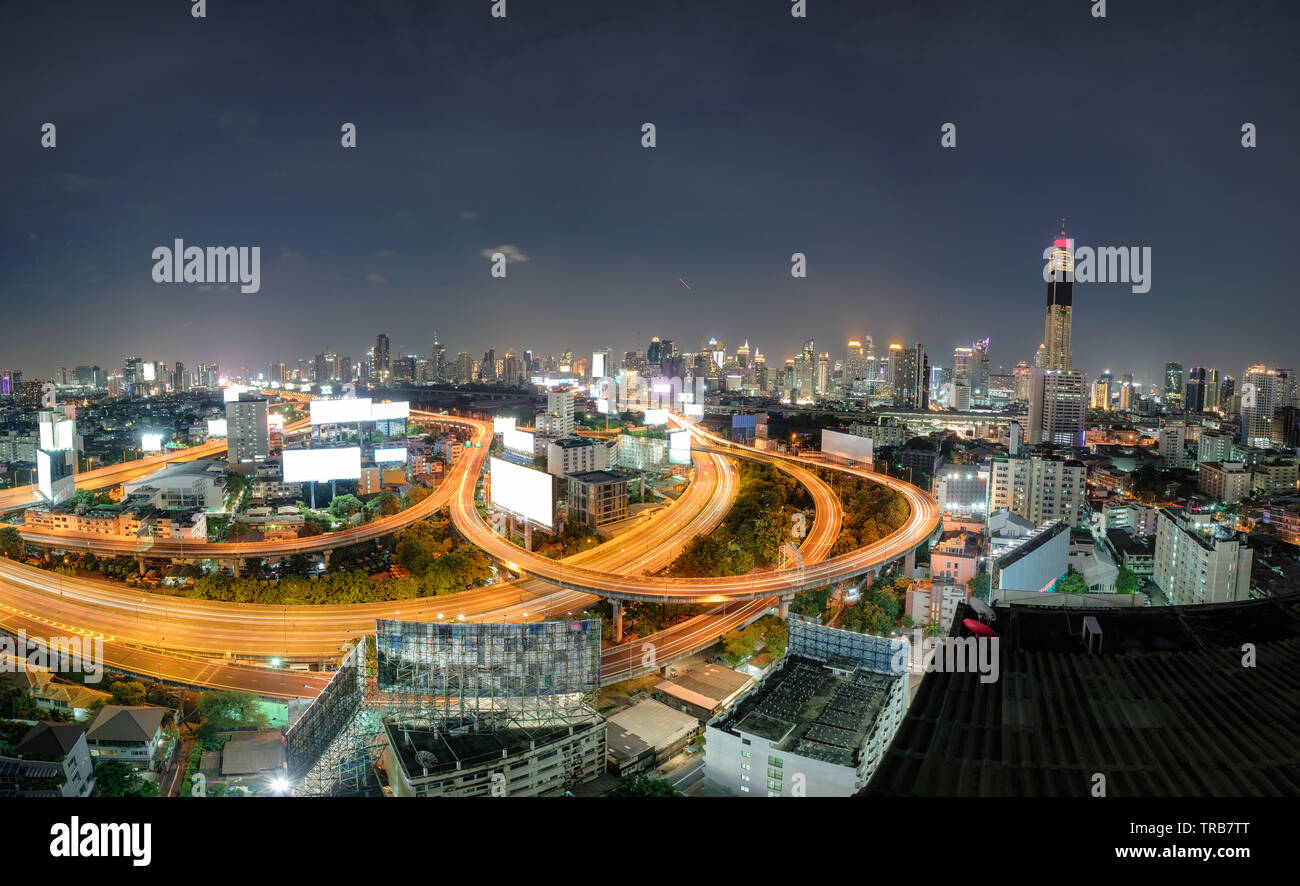 Panorama de la vue aérienne du bâtiment gratte-ciel rougeoyant à la circulation sur route surélevée à Bangkok City Banque D'Images