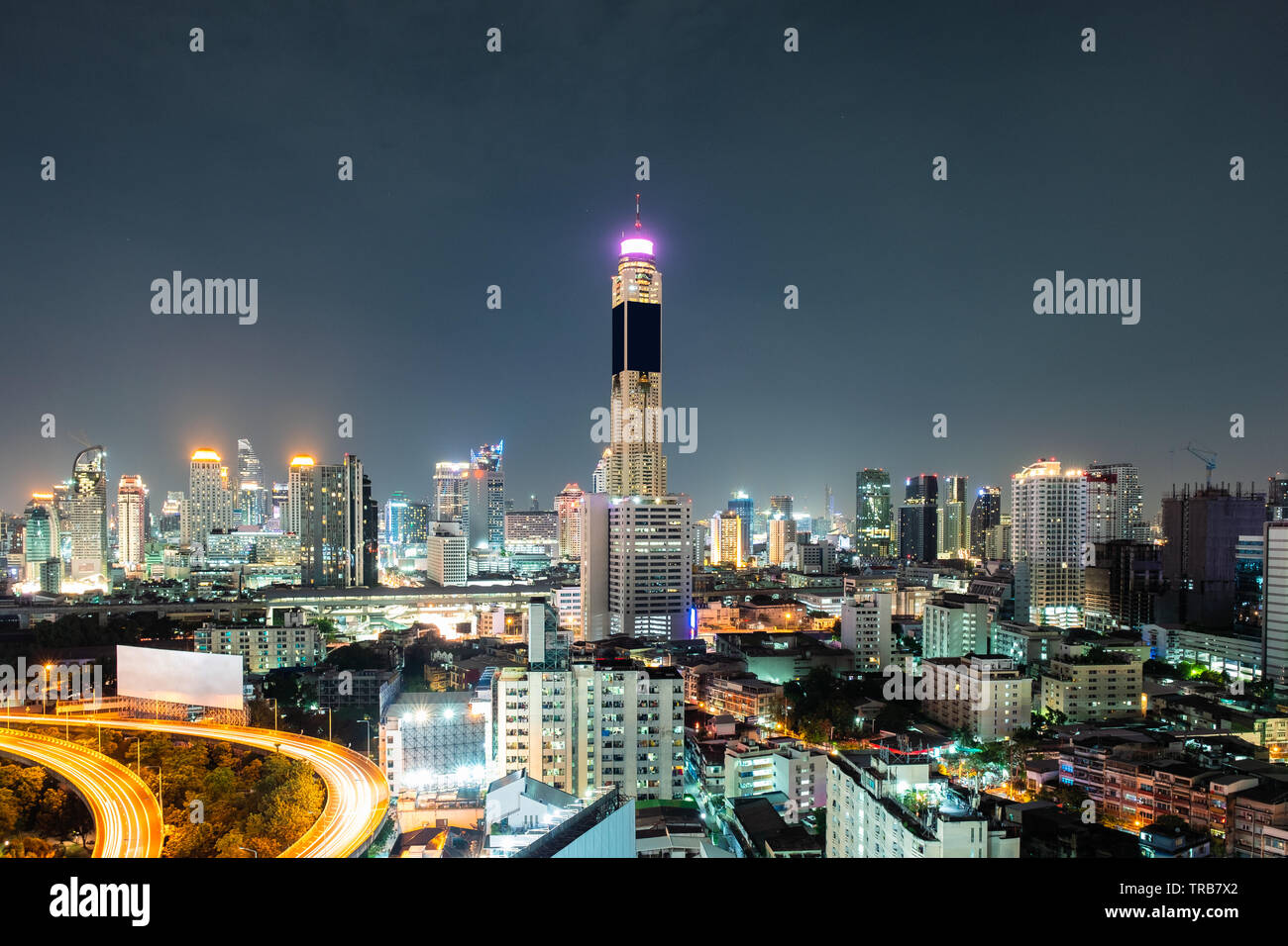 Vue Aérienne Vue bâtiment gratte-ciel rougeoyant à la circulation sur route surélevée à Bangkok City Banque D'Images