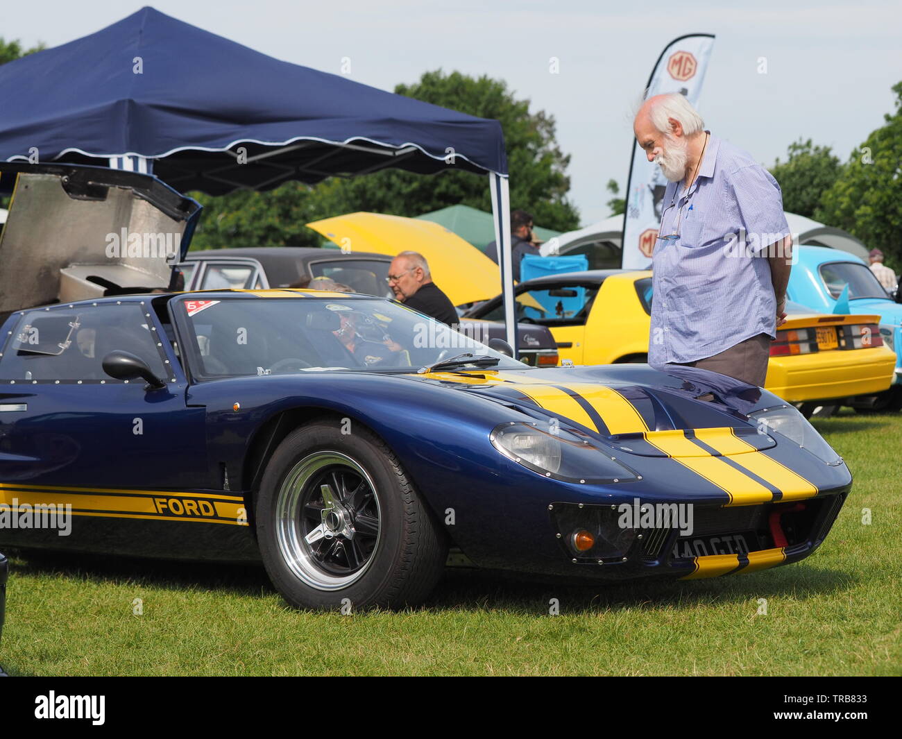 Sheerness, Kent, UK. 2 juin, 2019. Amateurs de véhicules 31 Swale Car Show : une large gamme de plus de 500 voitures ont été affichées à Sheppey Sports Club à Sheerness, Kent aujourd'hui. Sur la photo : un homme admire une Ford GT40. Credit : James Bell/Alamy Live News Banque D'Images