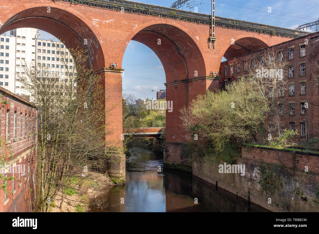Avis de Stockport viaduc ferroviaire sur la rivière Mersey, avec la nouvelle route, pont, construit en 2019. visible à travers le centre arch. Stockport, Cheshire, U Banque D'Images