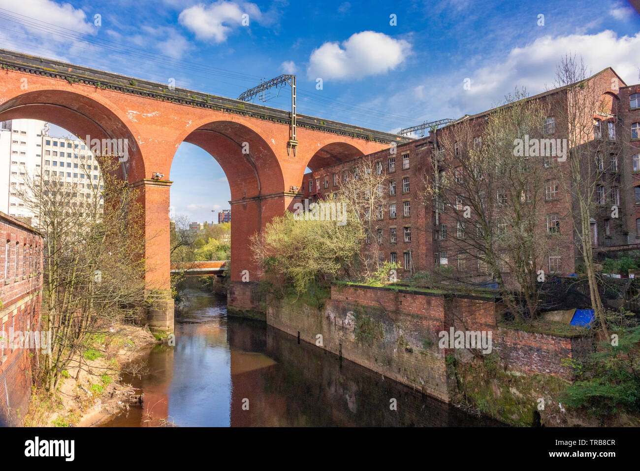 Avis de Stockport viaduc ferroviaire sur la rivière Mersey, avec la nouvelle route, pont, construit en 2019. visible à travers le centre arch. Stockport, Cheshire, U Banque D'Images