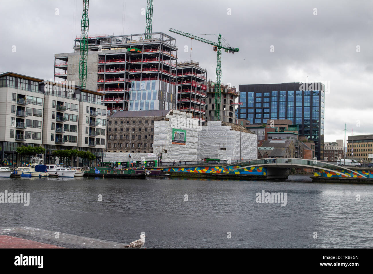 Google's new office/vacances le développement à l'ancien site des usines du Boland de prendre forme comme vu de Grand Canal Square, Dublin, Irlande. Banque D'Images