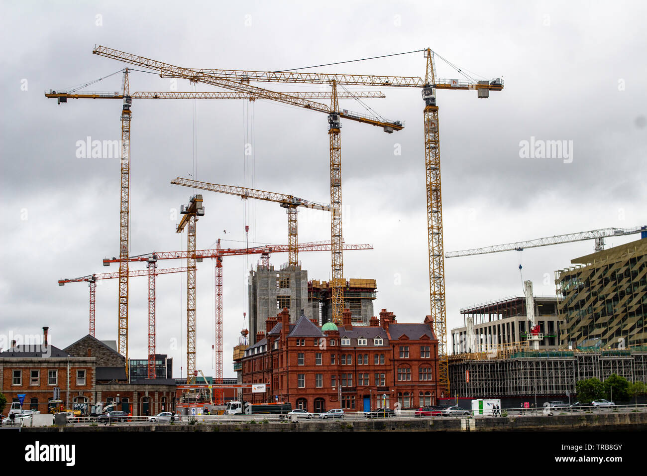 Les grues de construction sur l'un des nombreux sites de construction dans le quartier des docks de Dublin, Irlande.. Banque D'Images