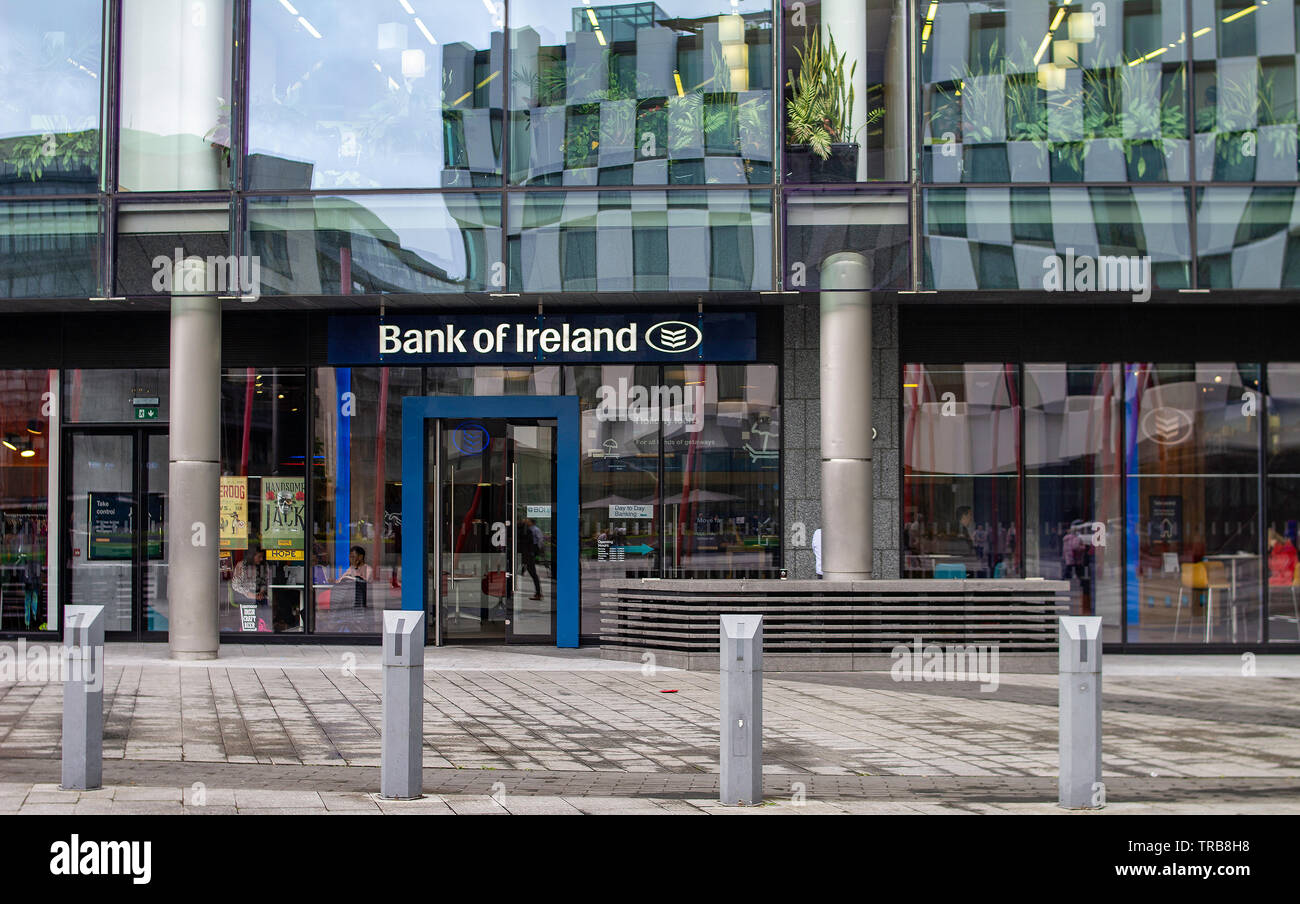 Une succursale de la Bank of Ireland à Grand Canal Square, Dublin, Irlande. Avec le reflet des bâtiments environnants dans sa façade en verre. Banque D'Images