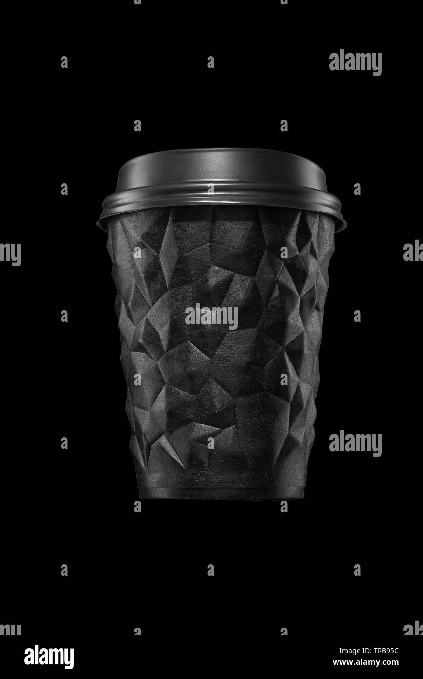 Une tasse de café avec géométrie texturée d'un couvercle sur le noir de l'isoler. Banque D'Images