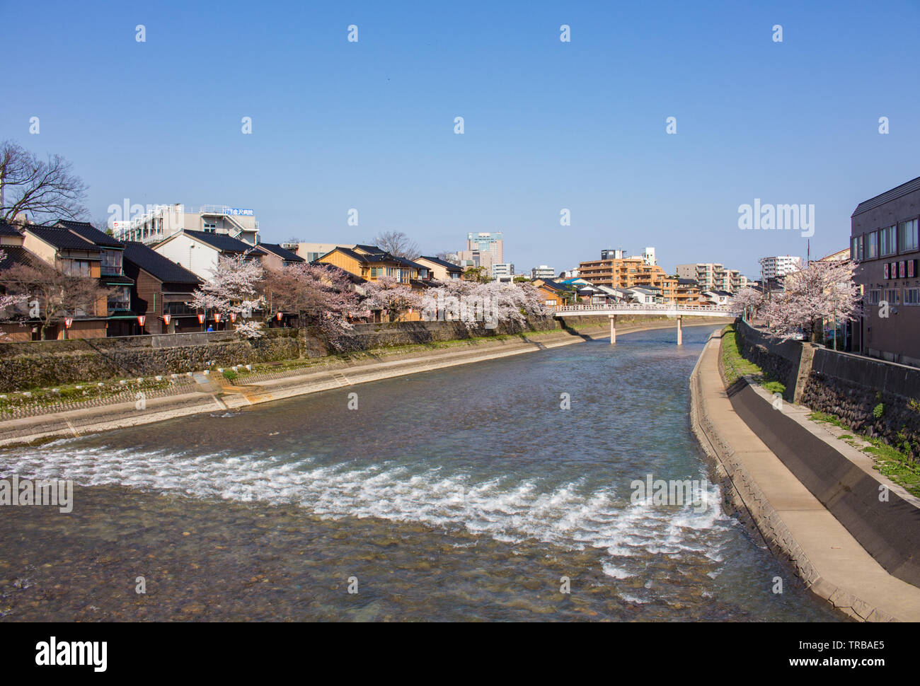 Vue de la rivière Asanogawa et le pont, avec les montagnes lointaines. La Préfecture d'Ishikawa, Kanazawa, Japon occidental. Banque D'Images