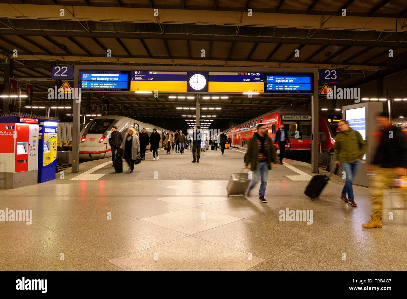 "Munich Hauptbahnhof" ainstation la nuit, Munich, Haute-Bavière, Allemagne, Europe Banque D'Images