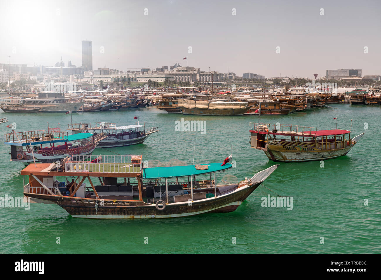 Vieux navires traditionnels dans l'eau. La ville de Doha dans l'arrière-plan. Banque D'Images