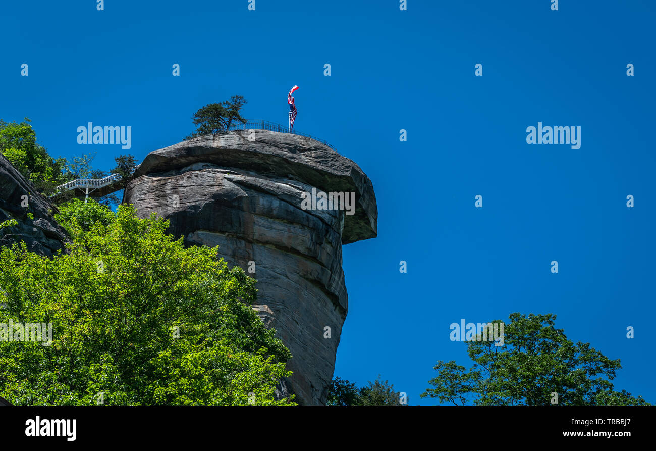 Une grande partie de la beauté de la randonnée, vous verrez votre chemin jusqu'à la partie supérieure de Chimney Rock et au-delà. Banque D'Images