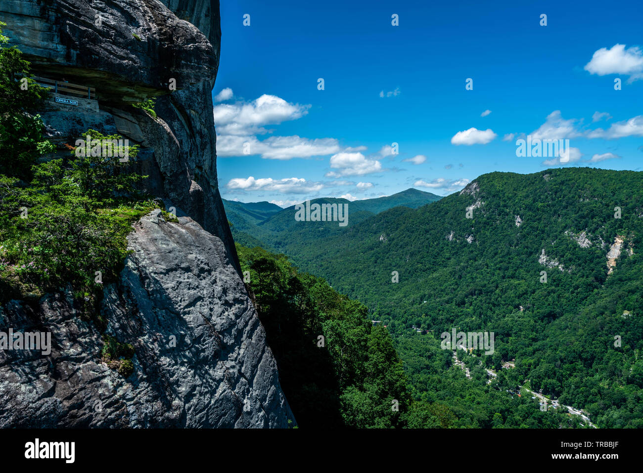 Une grande partie de la beauté de la randonnée, vous verrez votre chemin jusqu'à la partie supérieure de Chimney Rock et au-delà. Banque D'Images