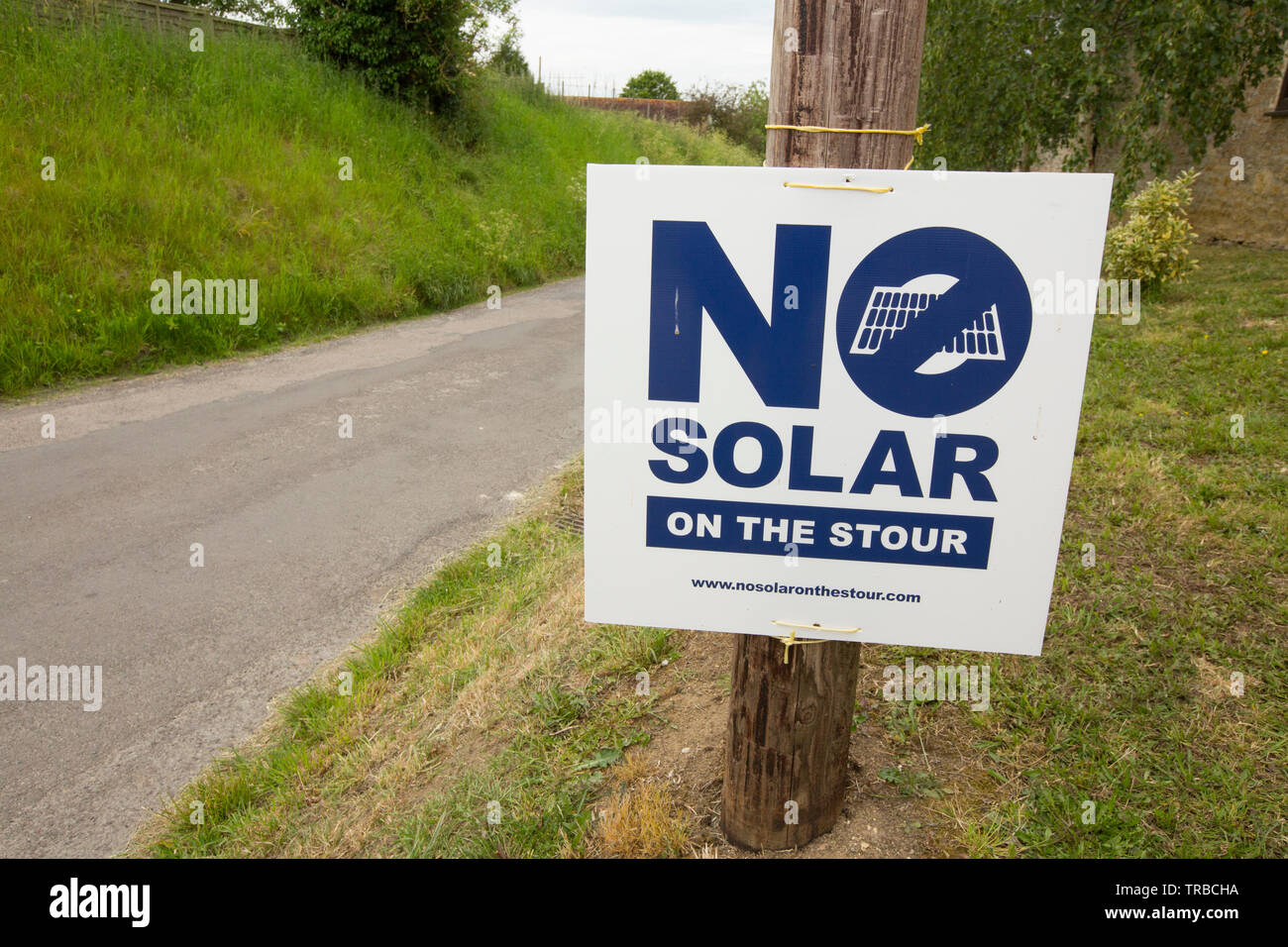 Un signe contraire à l'intention de construire une centrale solaire ferme/gare proche Stour Provost, Nord du Dorset England UK GO Banque D'Images