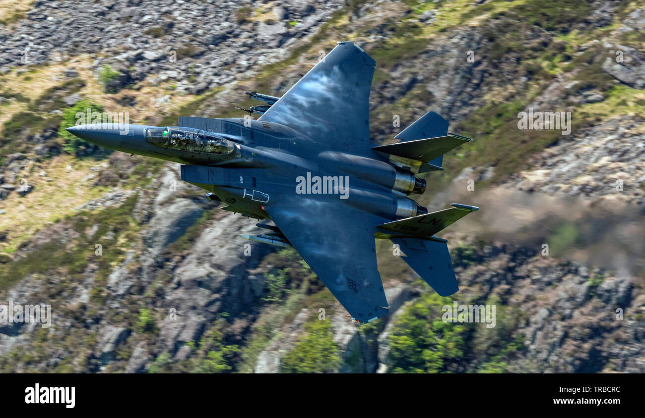 USAF F-15E Strike Eagle de la 48th/FW à RAF Lakenheath volant à faible niveau dans le pays de Galles Banque D'Images