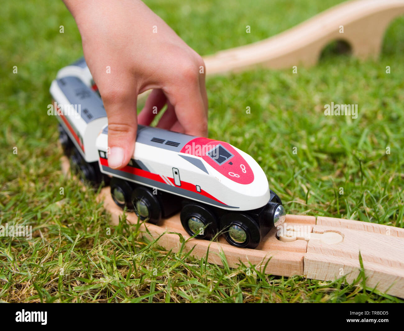 Enfant jouant avec un jouet en bois Brio-style Bullet Express Banque D'Images