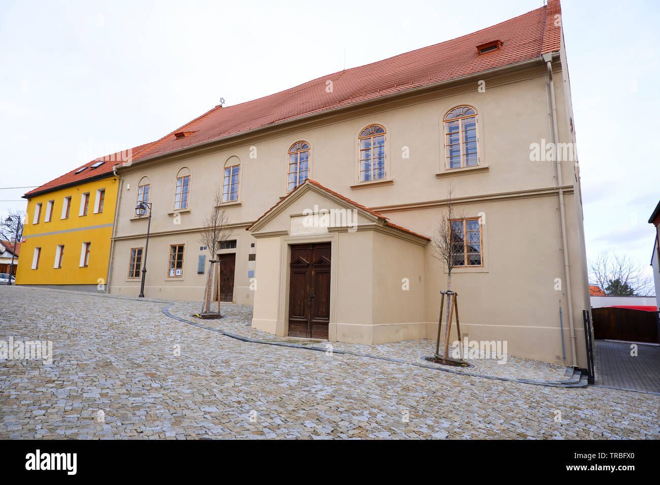 Brandys nad Labem, République tchèque, 31.12.2018, ancien de l'école juive, rue pavée de communauté juive Banque D'Images