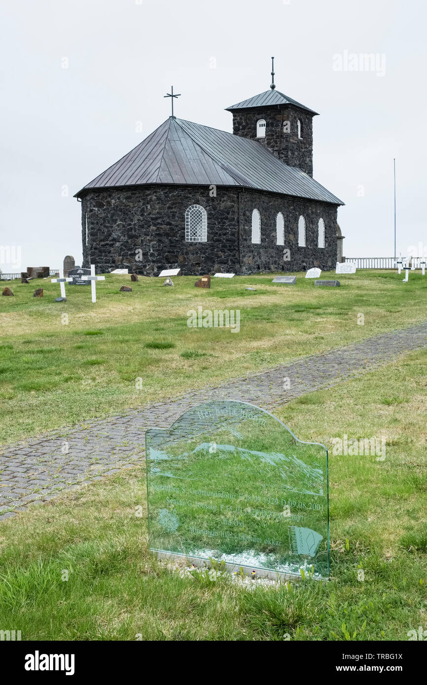 Plaque de verre gravé, pierre tombale à Þingeyrakirkja, près de l'Église dans le nord de l'Islande Blonduos Banque D'Images