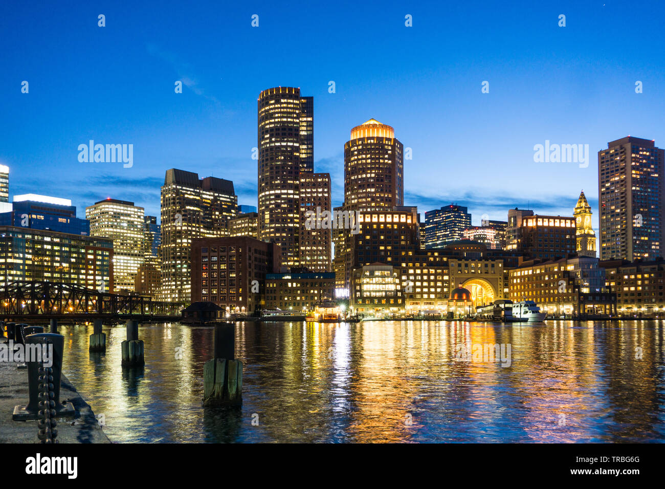 Skyline nuit libre avec de l'eau Réflexions Boston, MA Banque D'Images