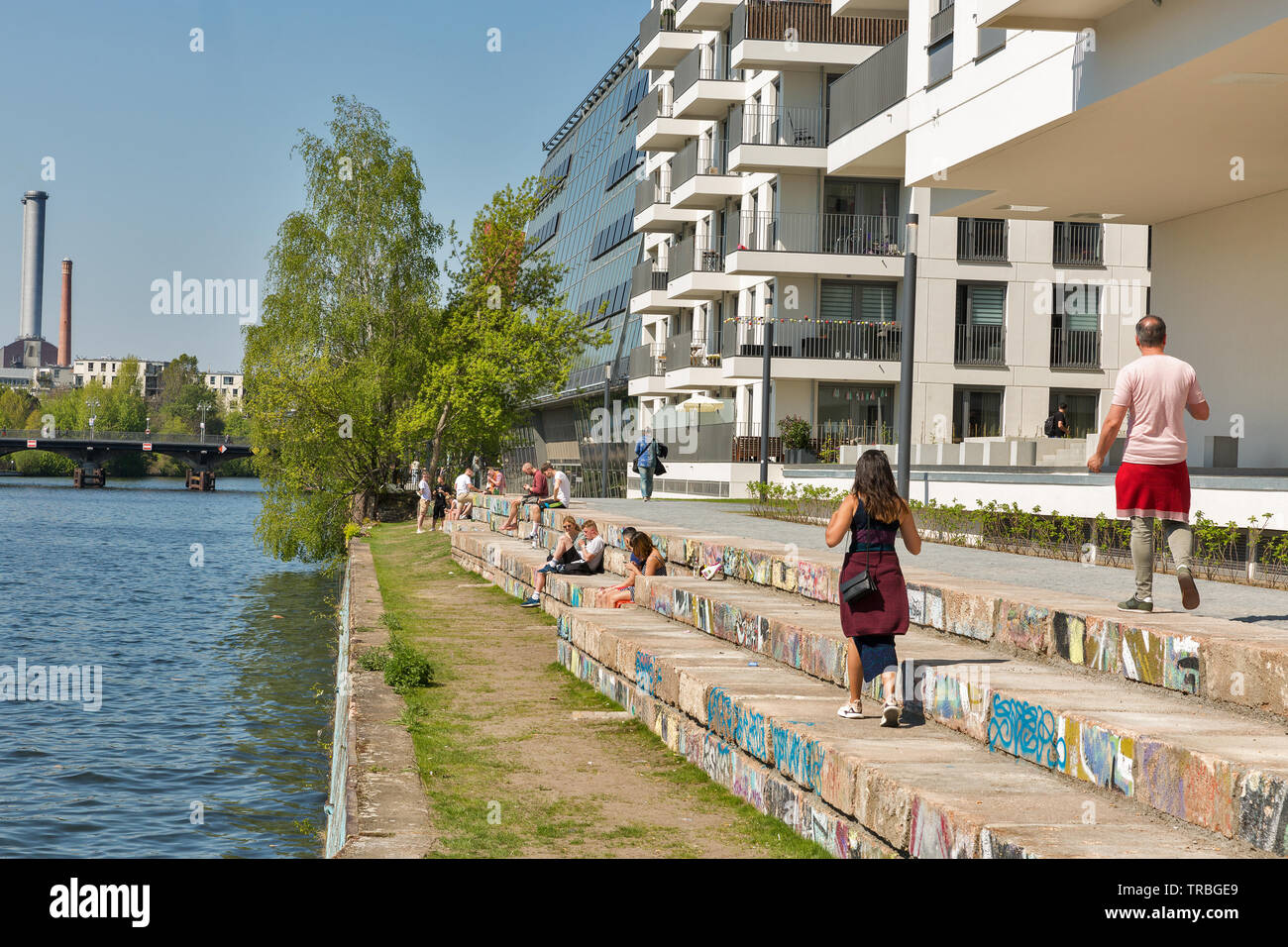 BERLIN, ALLEMAGNE - 18 avril 2019 : Les gens ont le reste le long de la rivière Spree à jour ensoleillé. Berlin est la capitale et la plus grande ville d'Allemagne par les deux sont Banque D'Images
