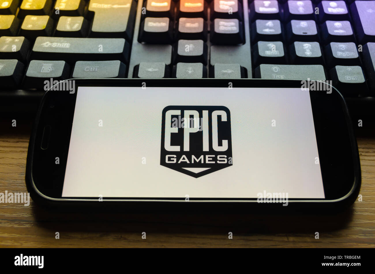 Kostanay, Kazakhstan, le 29 janvier 2019.téléphone mobile sur  l'arrière-plan du clavier, l'écran avec le logo de la société Epic Games a  créé un po Photo Stock - Alamy