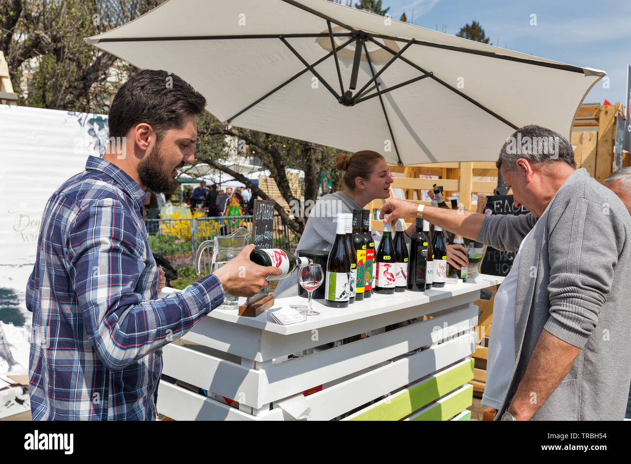 Kiev, UKRAINE - 21 avril 2019 : les visiteurs à l'Artania Ukrainian winery kiosque durant la nourriture et le vin dans un National Expocentre, multi-pu permanent Banque D'Images