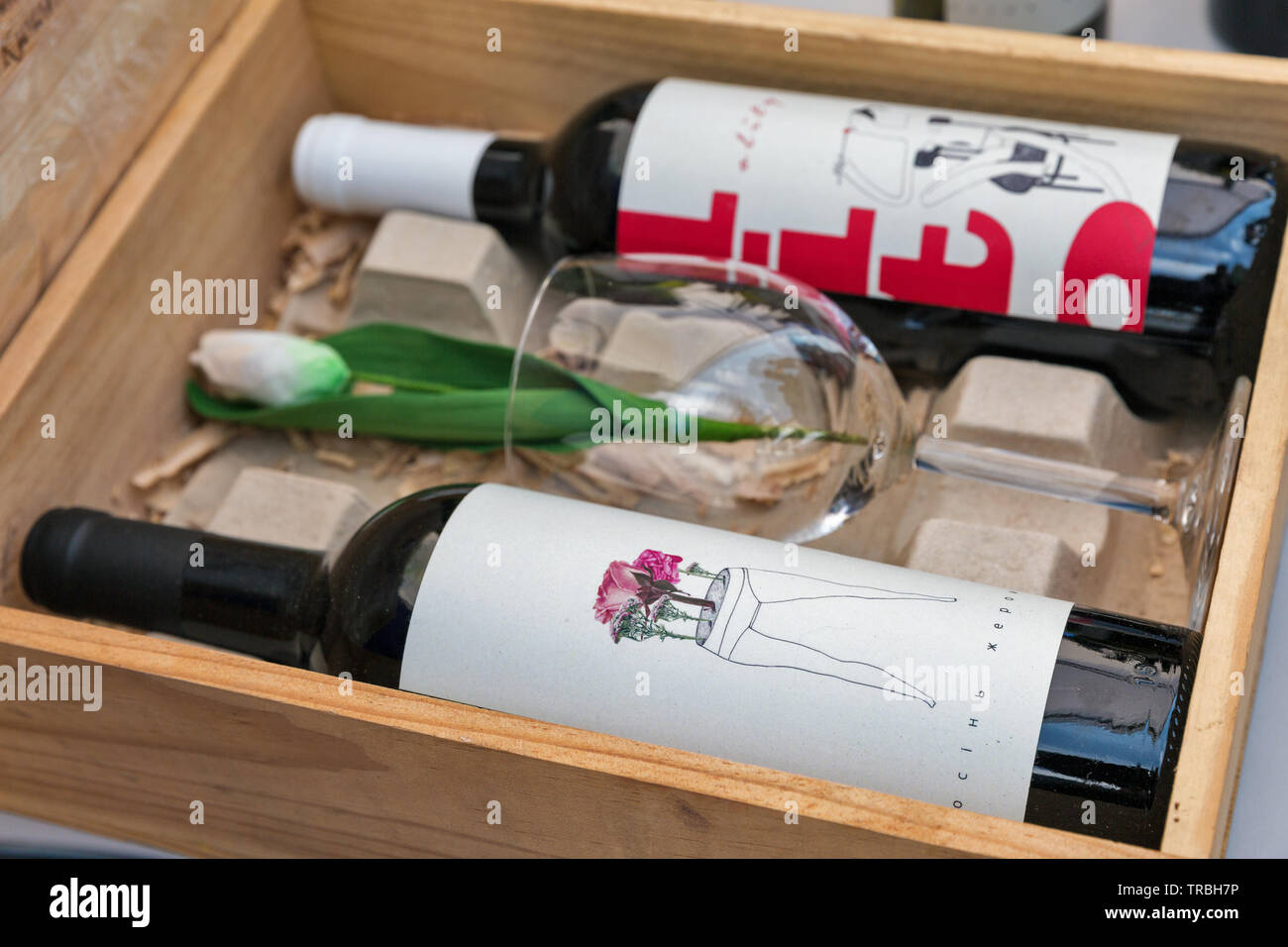 Kiev, UKRAINE - le 21 avril 2019 Design : bouteilles de vin ukrainien au stand durant la nourriture et le vin dans un National Expocentre, multi-usage permanent Banque D'Images