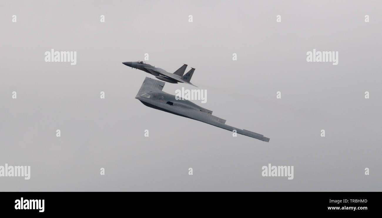 USAF Northrop Grumman B-2 Spirit Stealth Bomber et F-15 Eagle Banque D'Images