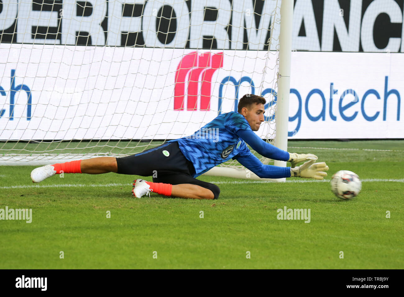 Wolfsburg, Allemagne, le 11 août 2018 : gardien Koen Casteels l'échauffement avant un match sur la saison 2018-2019. Photo par Michele Morrone. Banque D'Images Wolfsburg, Allemagne, le 11 août 2018 : gardien Koen Casteels l'échauffement avant un match sur la saison 2018-2019. Photo par Michele Morrone. Banque D'Images