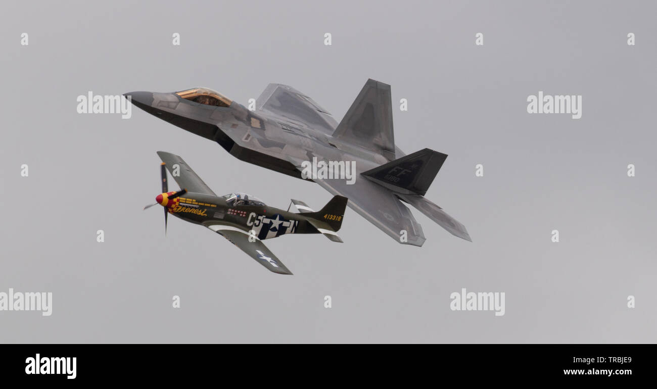 Vol du patrimoine de l'USAF, Lockheed Martin F-22A Raptor et de l'Amérique du Nord et de l'USAF F-6K Mustang Banque D'Images