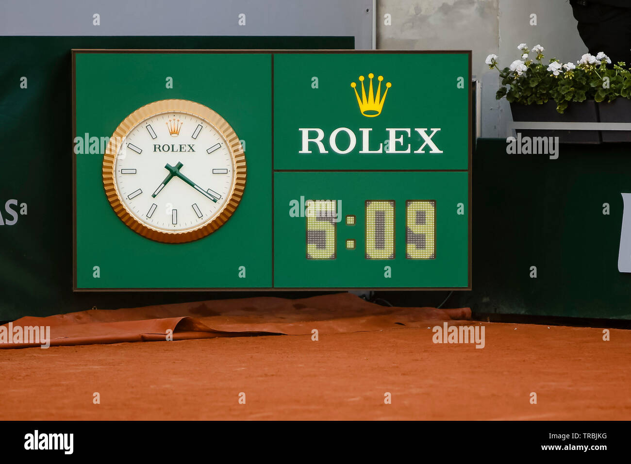 Paris, France. 2 juin, 2019. Une horloge Rolex se dresse sur la cour au  cours de la 4ème ème match entre Stefanos Tsitsipas à partir de la Grèce et  Stan Wawrinka à