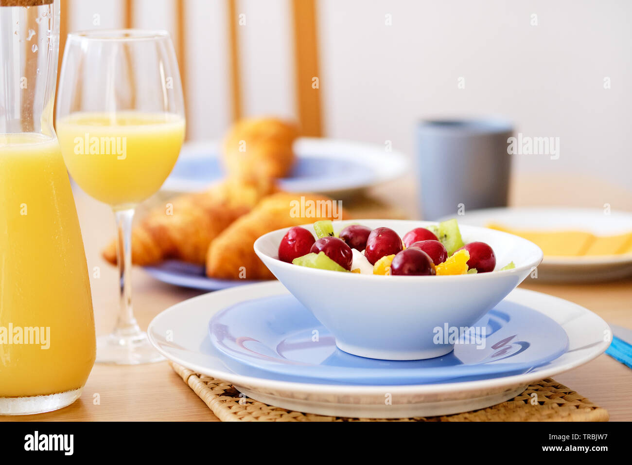 Close up frais sain petit déjeuner nutritif verseuse verre à jus naturel orange croissants sur l'arrière-plan Banque D'Images