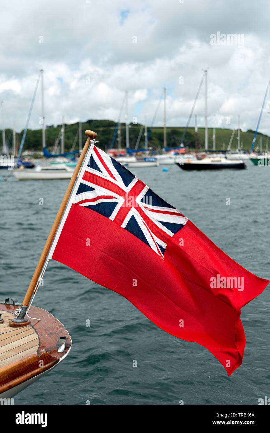 Red Ensign Flying de poupe de bateau sur la rivière Fal à Cornwall. Banque D'Images
