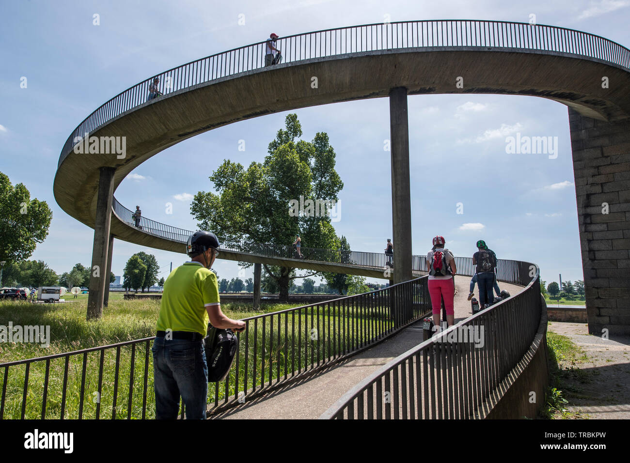 Duesseldorf, escalade groupe Segway un pont, Allemagne Banque D'Images