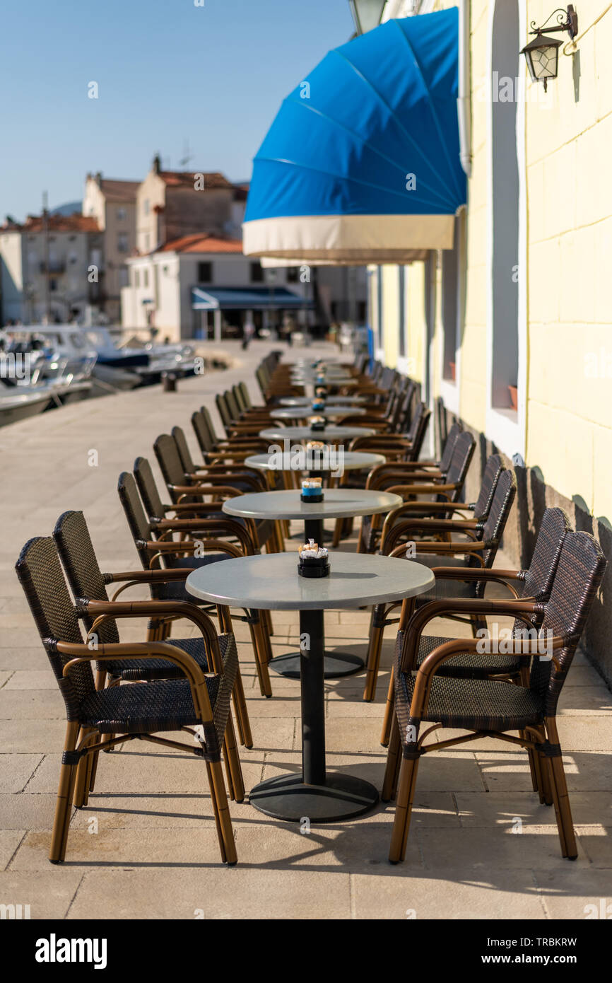 Tables et chaises vides d'un café en Opatija (Croatie) Banque D'Images