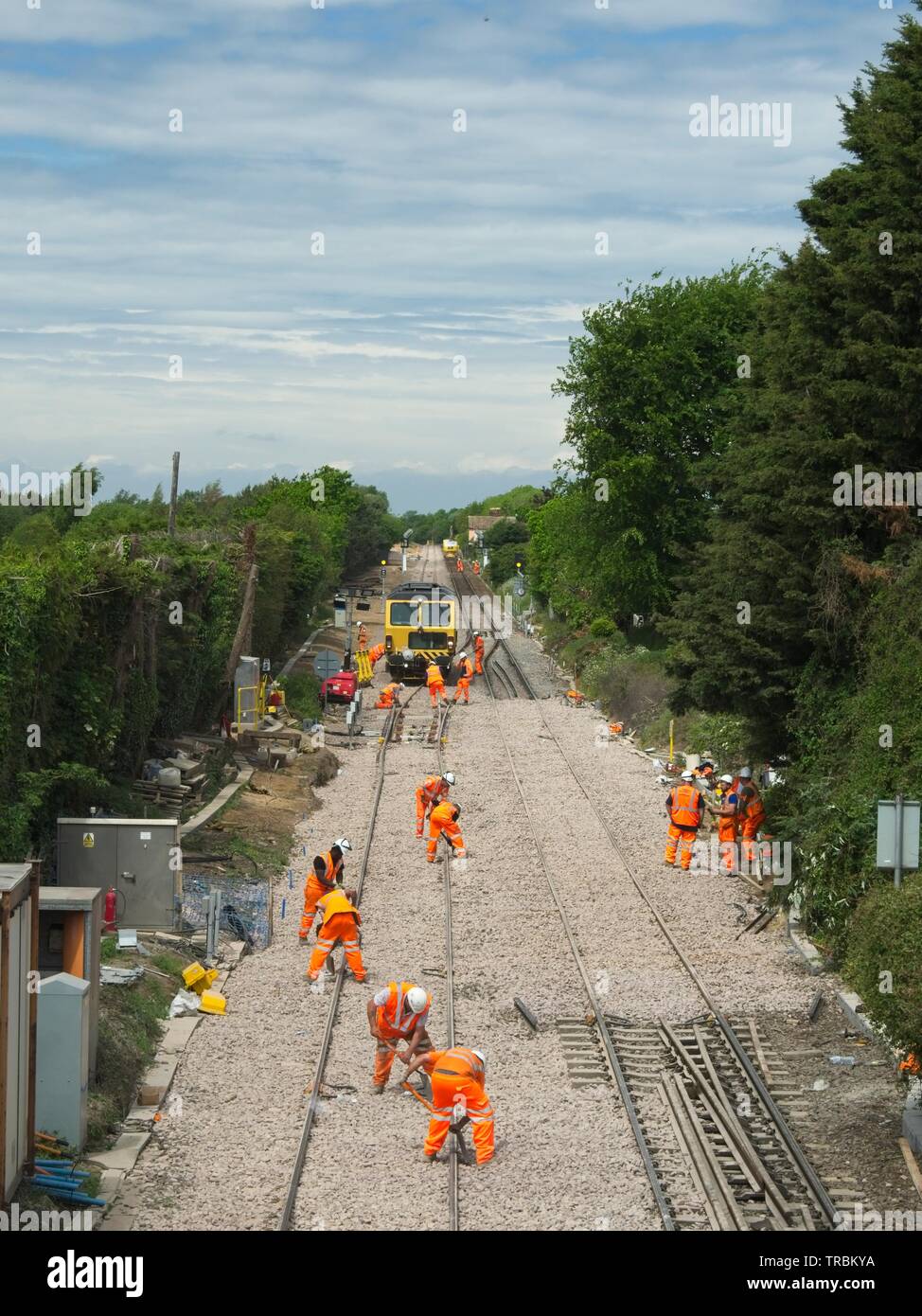 Vue des travailleurs et de la formation de sabotage sur la branche Felixstowe travaillant sur les mises à niveau de la piste. Banque D'Images