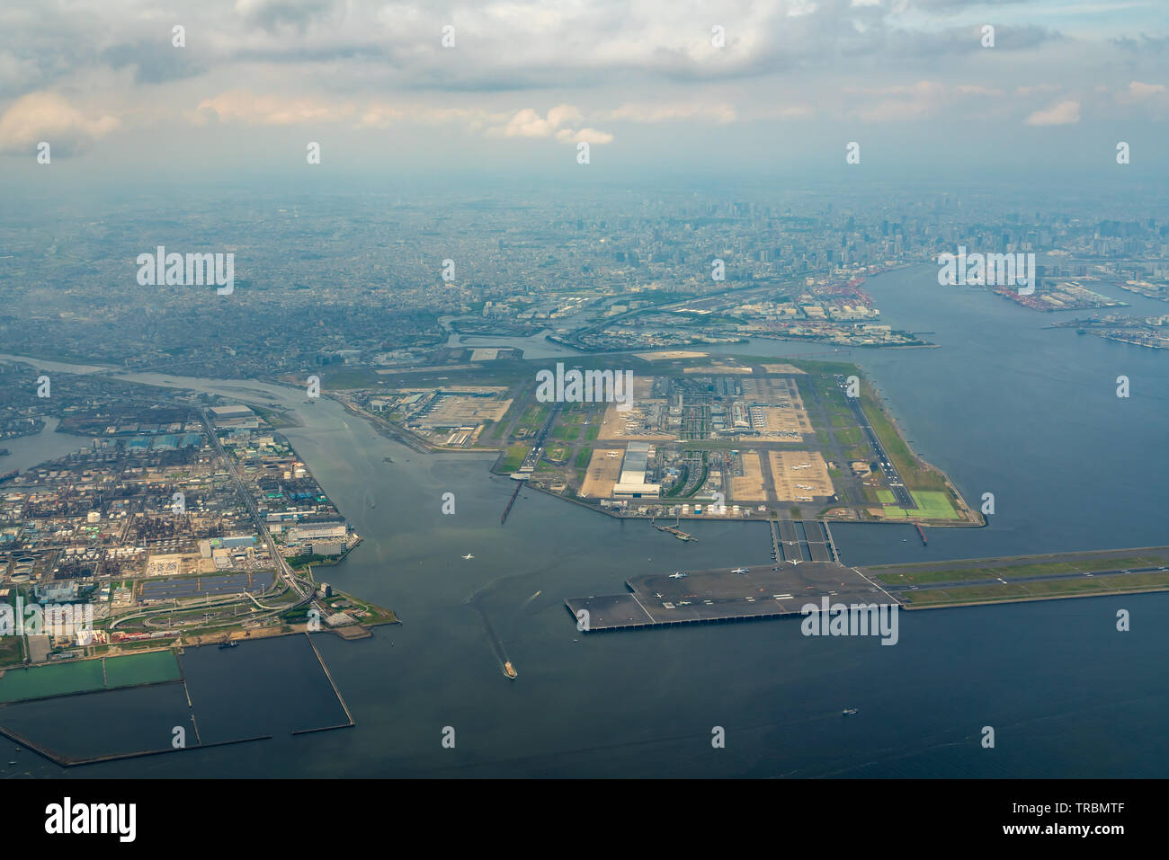Vue aérienne de la baie de Tokyo autour de l'aéroport international de Haneda, à Tokyo, au Japon. Banque D'Images