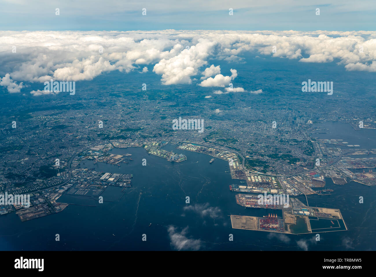 Vue aérienne de la baie de Tokyo autour de la ville de Yokohama à Kanagawa, Japon. Banque D'Images