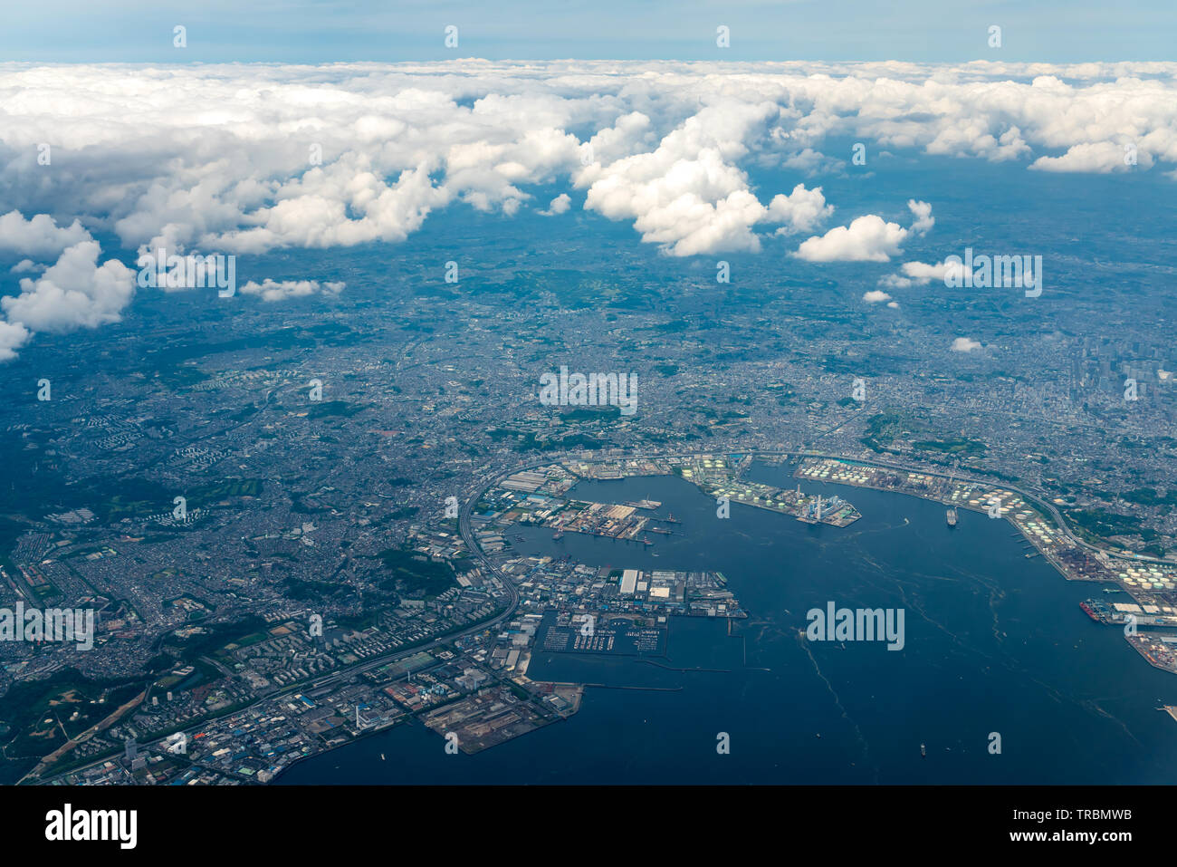 Vue aérienne de la baie de Tokyo autour de la ville de Yokohama à Kanagawa, Japon. Banque D'Images